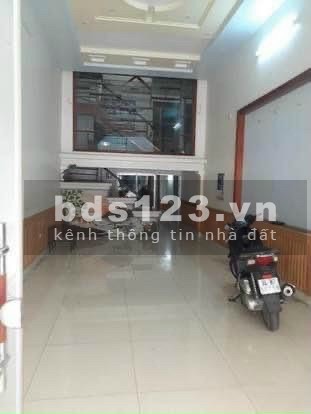 Chính chủ cần bán căn nhà 2 mặt tiền ngay ngã tư Cầu Cất, mặt sau có view hồ rất đẹp