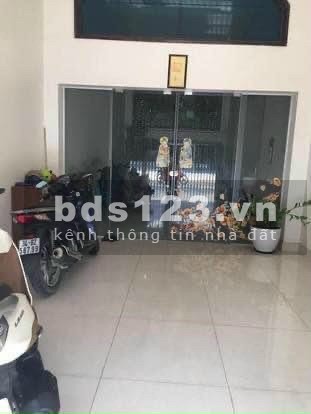 Chính chủ cần bán căn nhà 2 mặt tiền ngay ngã tư Cầu Cất, mặt sau có view hồ rất đẹp
