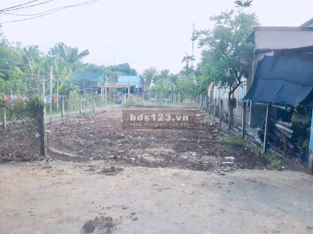 Cậu 3 cần bán gấp lô đất mé đối diện chợ khu dân cư, đủ tiện ích