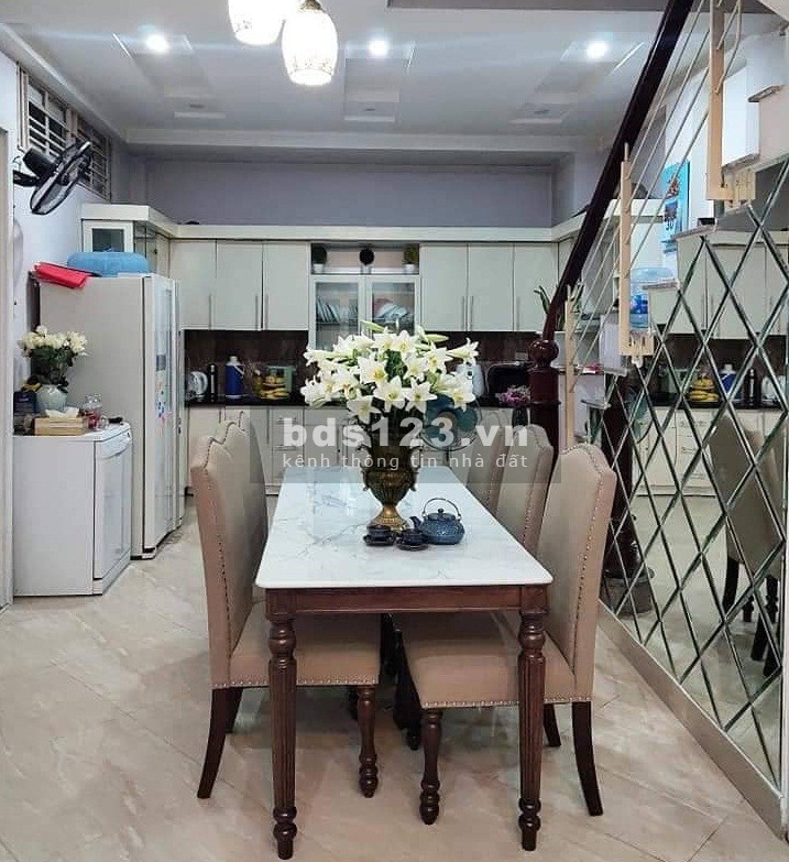 Bán gấp nhà Lạc Long Quân ven hồ Tây, gần phố lớn DT 48,5m², giá chỉ tầm 5 tỷ, LH 0865775442