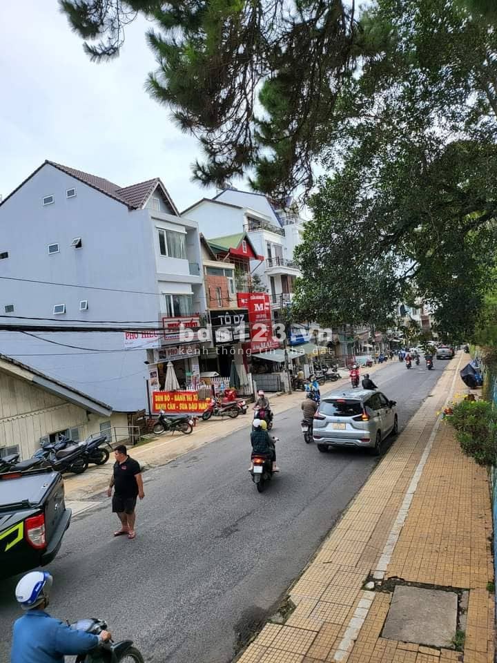 Nhà 4 tầng 700m2, hai mặt tiền Nguyễn Văn Trỗi, Đà Lạt, kd ổn định 70 triệu/th giá chỉ 31 tỷ.