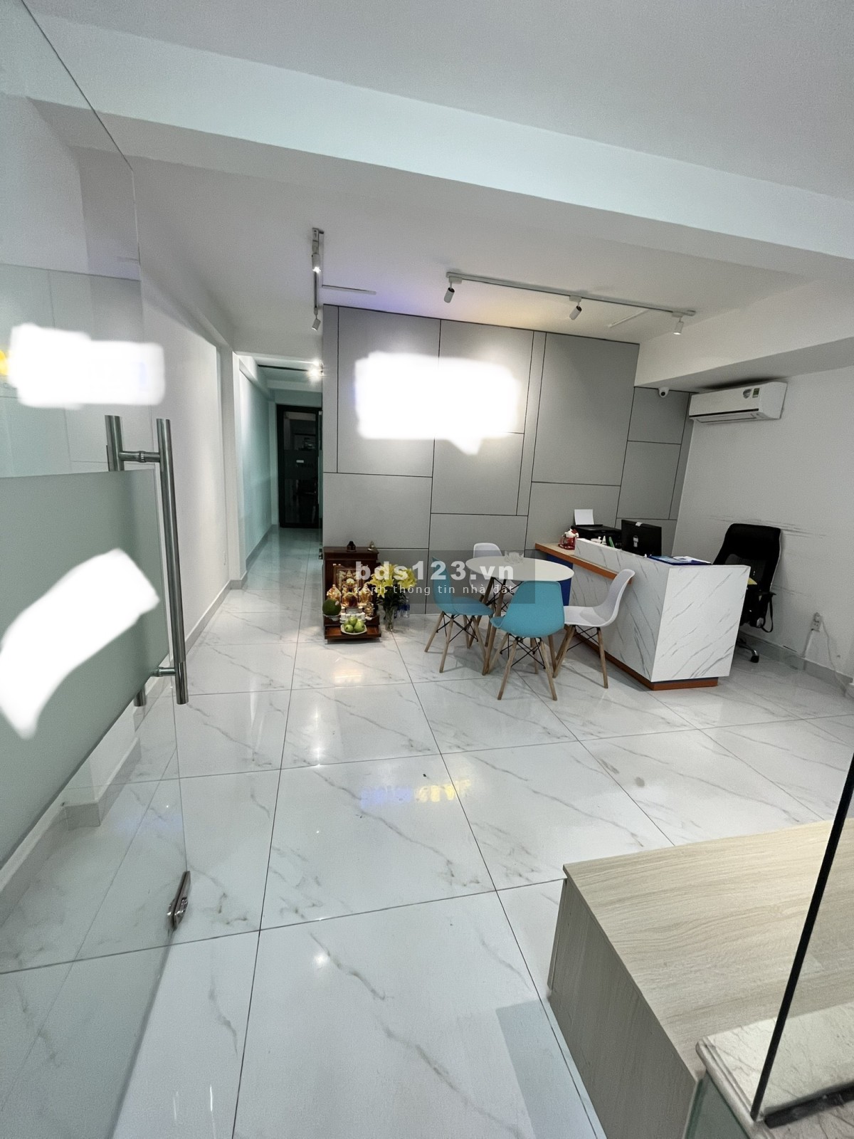 BÉ 18 TUỔI CHO THUÊ VĂN PHÒNG MẶT TIỀN ĐƯỜNG QUẬN 2 XỊN XÒ