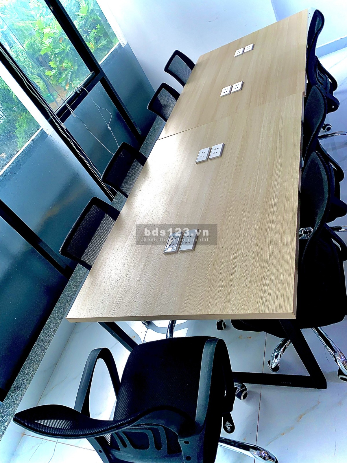 BÉ 18 TUỔI CHO THUÊ VĂN PHÒNG MẶT TIỀN ĐƯỜNG QUẬN 2 XỊN XÒ