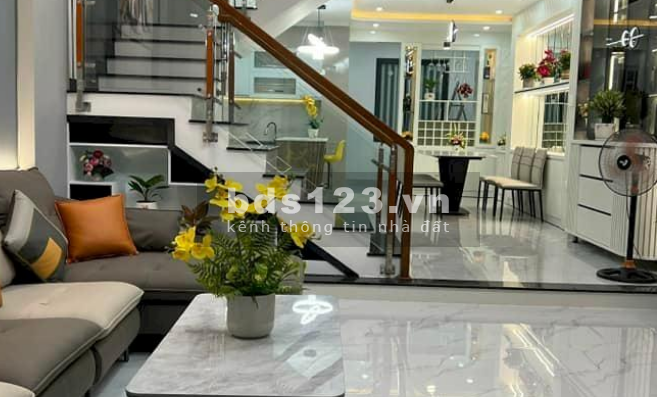 Cần bán gấp nhà 2 tầng Trần Phú gần trường Nguyễn Chí Thanh dt 110m2, đường 15m