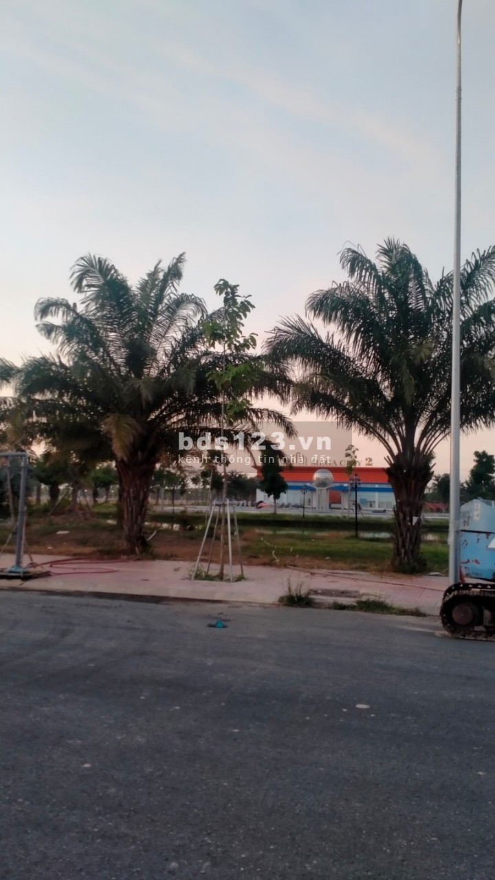 Cần tiền bán lô đất thổ cư 100% ngay trung tâm hành chính Nhơn Trạch (mặt tiền đường 25C rộng 100m)