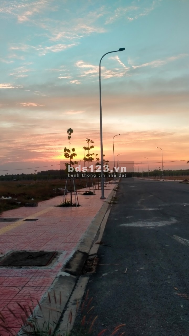 Cần tiền bán lô đất thổ cư 100% ngay trung tâm hành chính Nhơn Trạch (mặt tiền đường 25C rộng 100m)