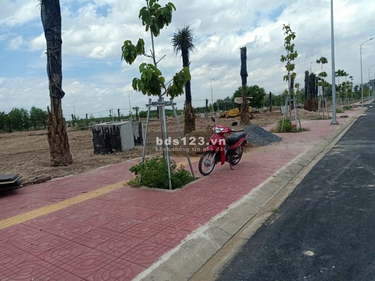 Cần tiền bán lô đất thổ cư 100% ngay trung tâm hành chính Nhơn Trạch (mặt tiền đường 25C rộng 100m)