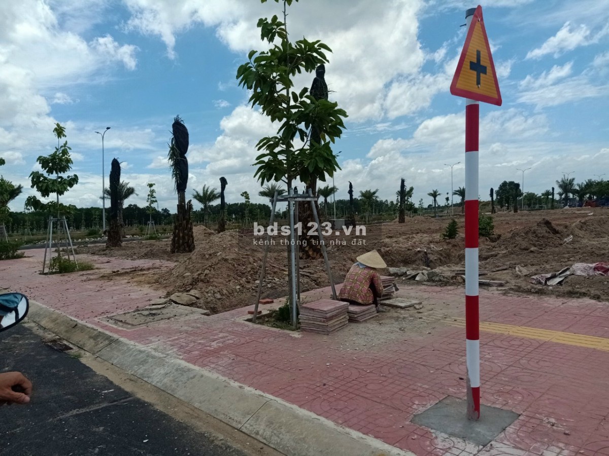 Cần tiền bán lô đất thổ cư 100% ngay trung tâm hành chính Nhơn Trạch (mặt tiền đường 25C rộng 100m)