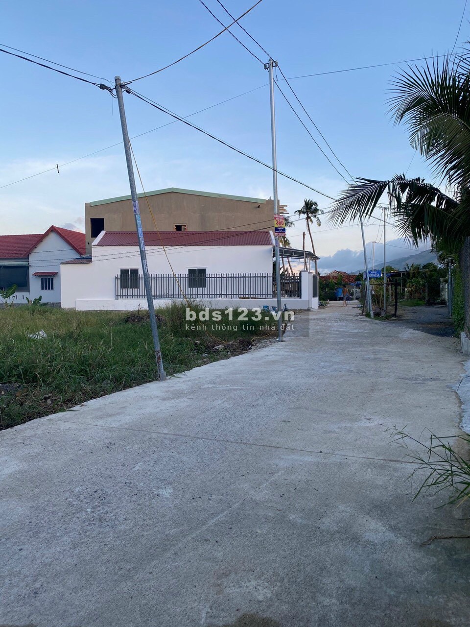 Đất view hồ giá rẻ dt 1038m2 (400m2 thổ) chỉ 561 triệu, ngay kdc, gần kcn Chơn Thành lh 0901.775.755