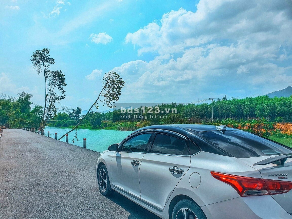 Đất view hồ giá rẻ dt 1038m2 (400m2 thổ) chỉ 561 triệu, ngay kdc, gần kcn Chơn Thành lh 0901.775.755