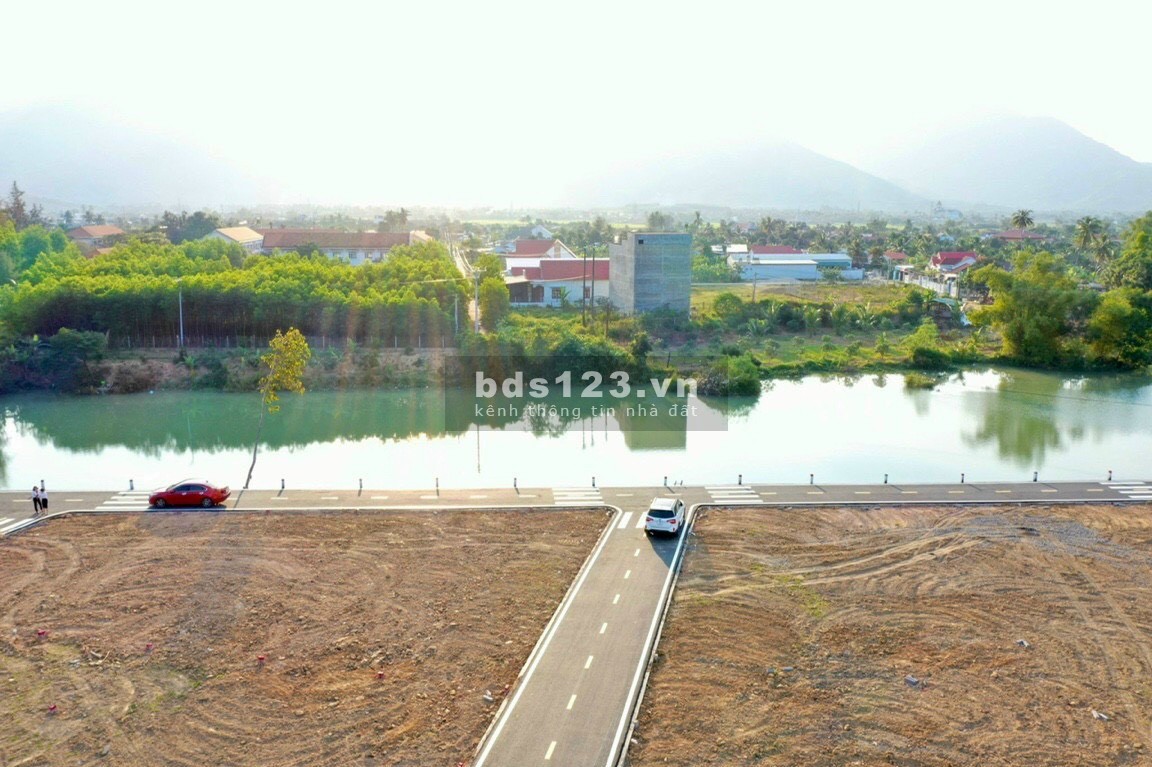 Đất view hồ giá rẻ dt 1038m2 (400m2 thổ) chỉ 561 triệu, ngay kdc, gần kcn Chơn Thành lh 0901.775.755