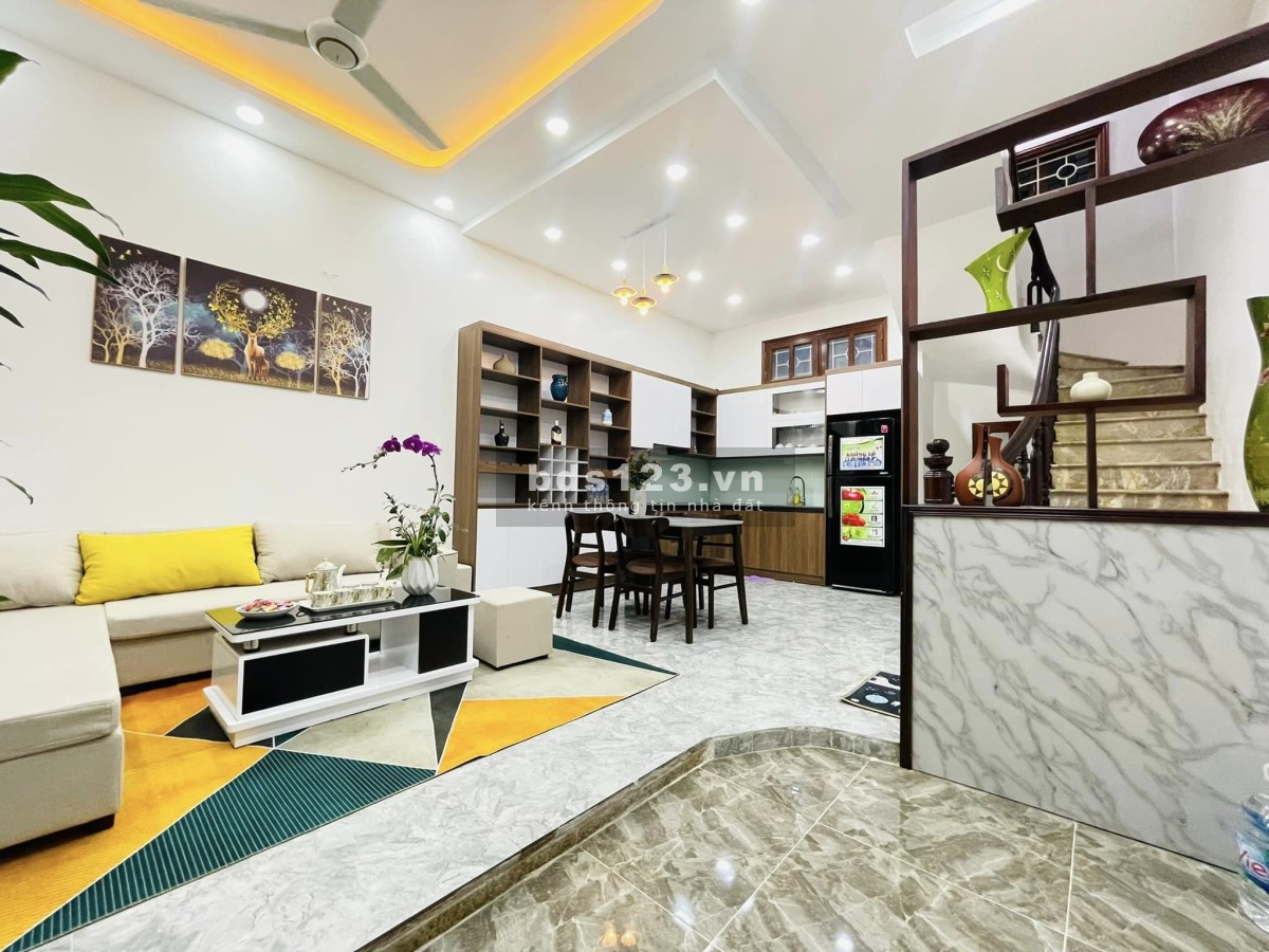 Bán nhà Trần Thái Tông, tặng full nội thất 5 sao, vị trí siêu đẹp