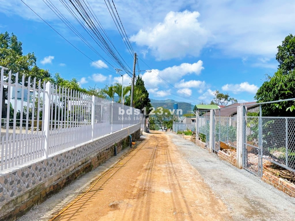 Bán 2sào2 hẻm Trần Phú, có view giá 1tỷ5 buông sổ pháp lý chuẩn