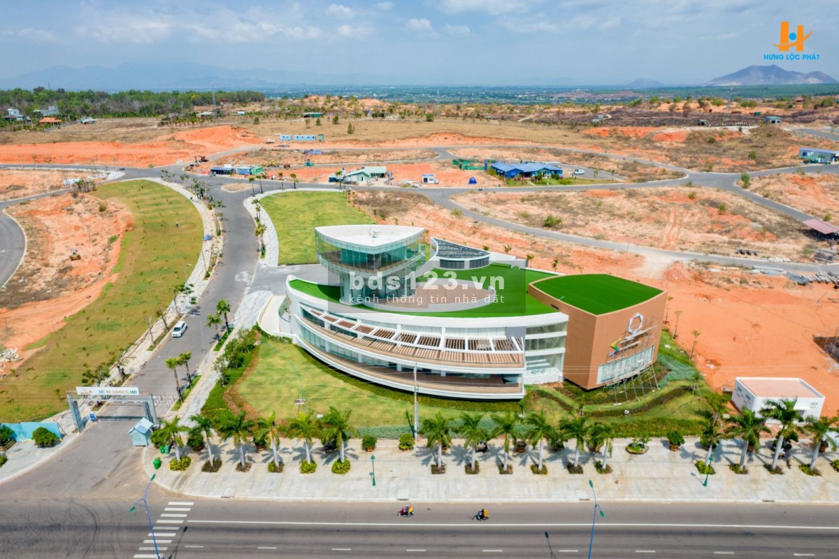 Nhà phố thương mại mt Võ Nguyên Giáp, Mũi Né, sổ hồng riêng hơn 100m2, giá chỉ từ 2.5 tỷ
