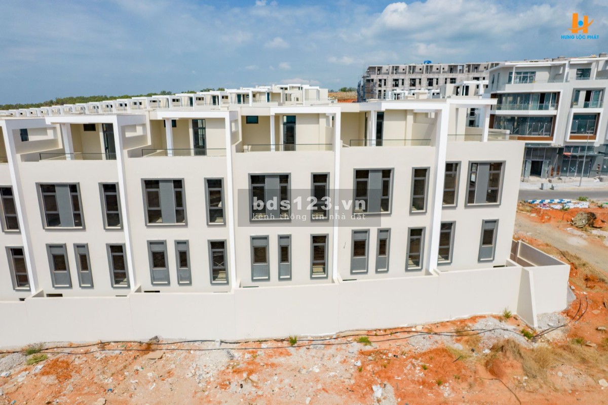 Nhà phố thương mại mt Võ Nguyên Giáp, Mũi Né, sổ hồng riêng hơn 100m2, giá chỉ từ 2.5 tỷ