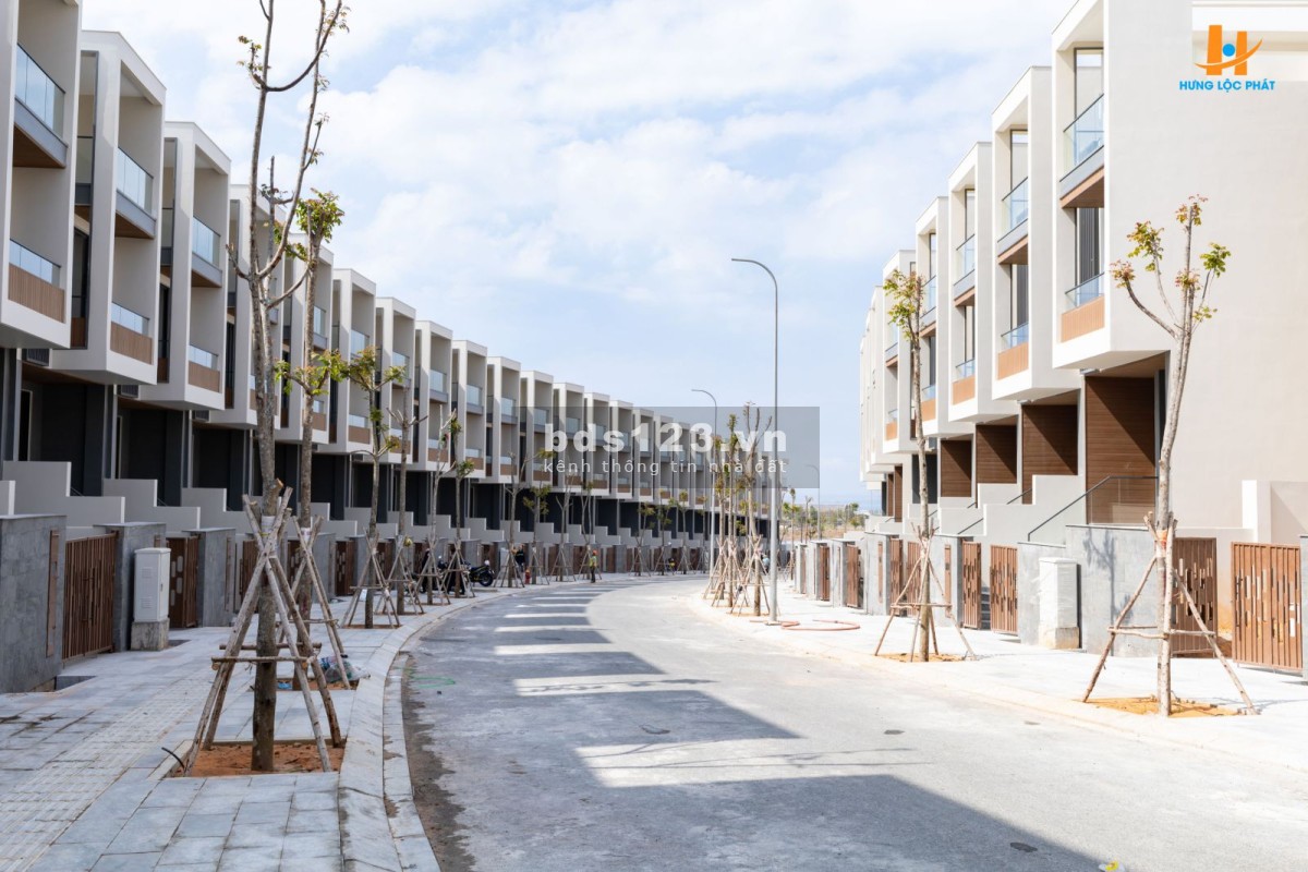 Nhà phố thương mại mt Võ Nguyên Giáp, Mũi Né, sổ hồng riêng hơn 100m2, giá chỉ từ 2.5 tỷ