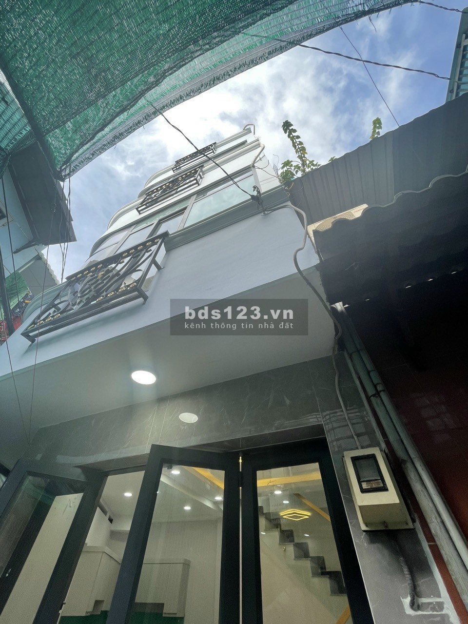 Bán nhà vừa sửa mới lại 1 trệt 3 lầu hoàn công đủ có sân thượng giá tốt hiện tại