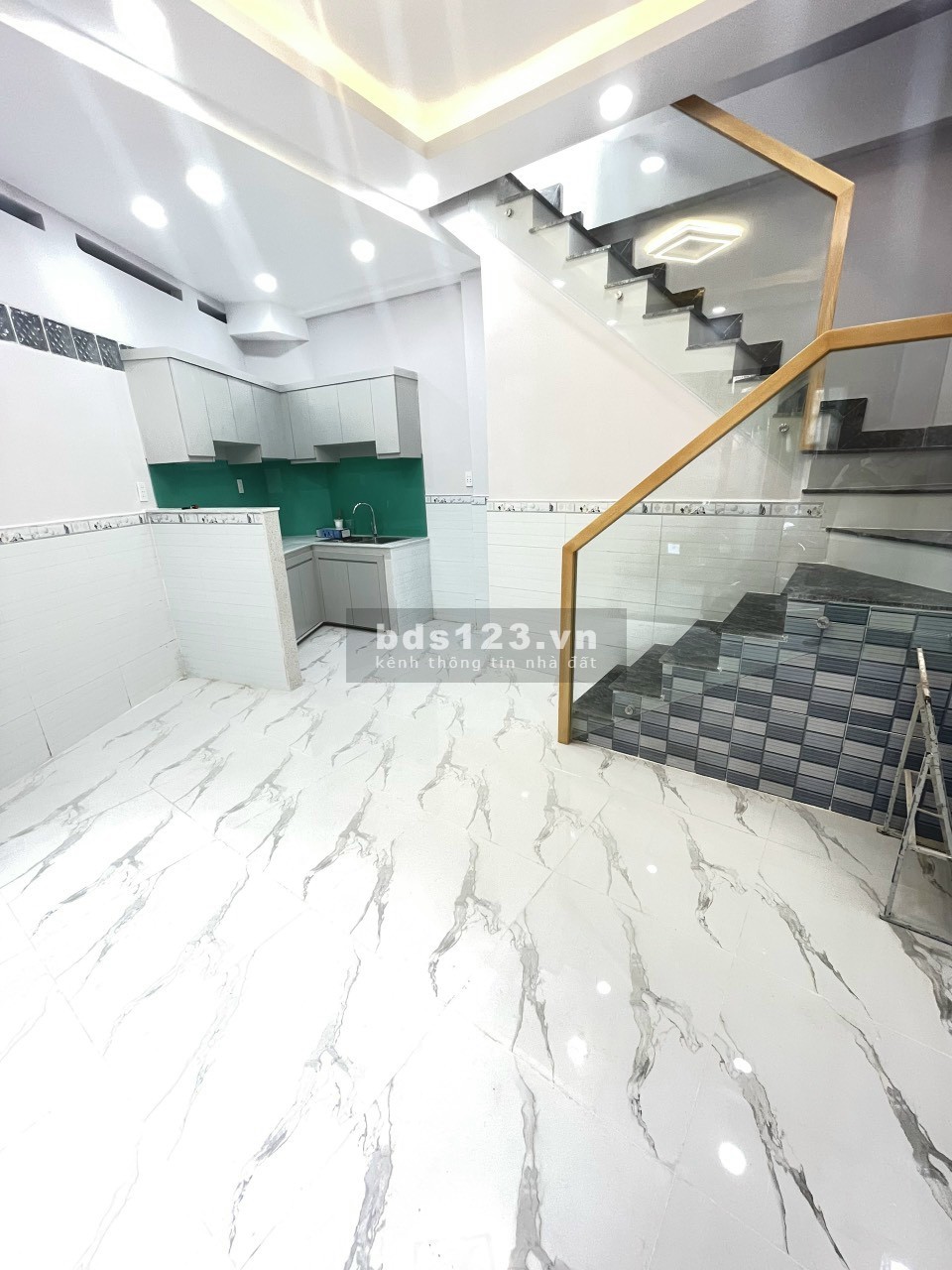 Bán nhà vừa sửa mới lại 1 trệt 3 lầu hoàn công đủ có sân thượng giá tốt hiện tại