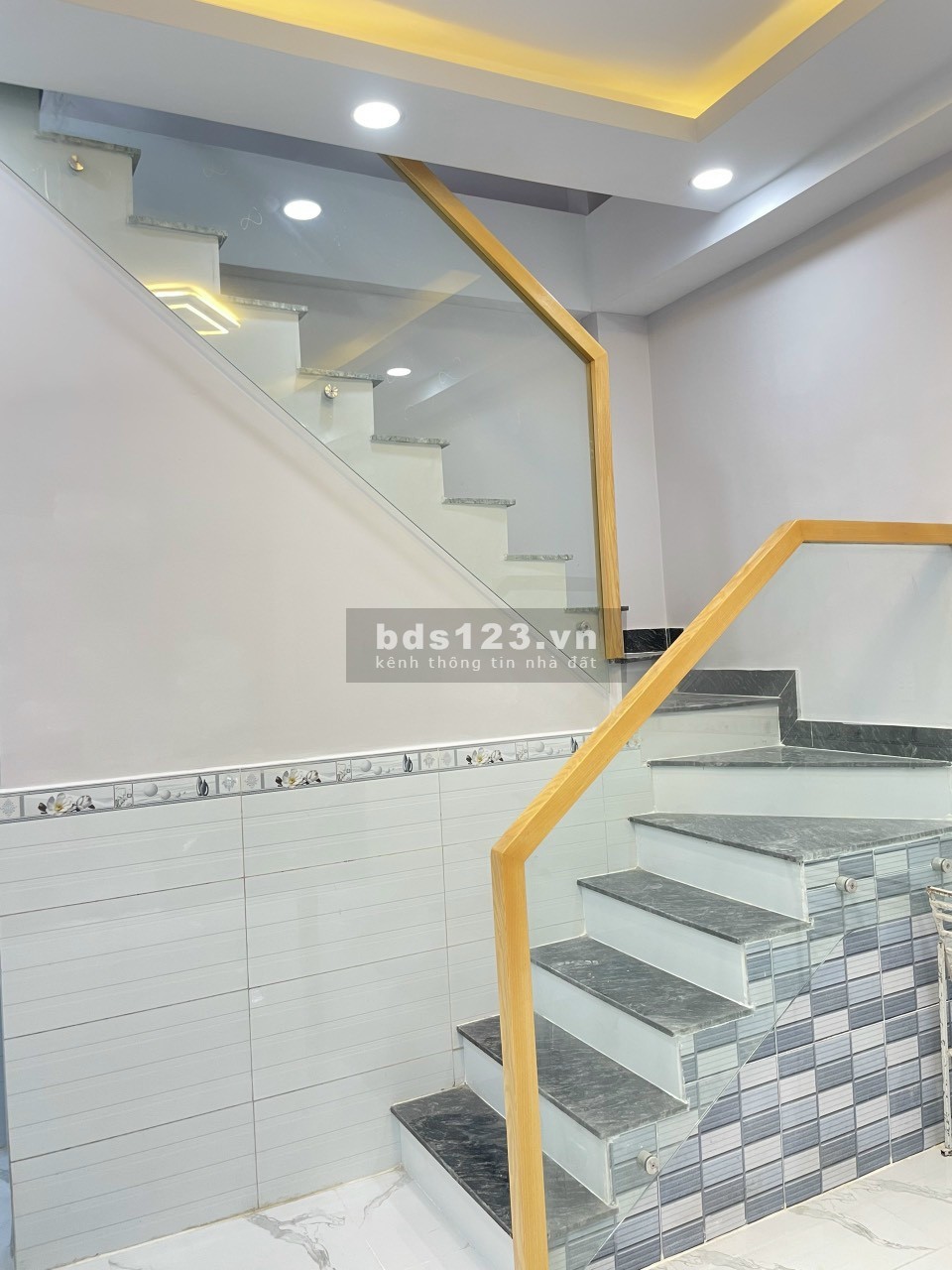 Bán nhà vừa sửa mới lại 1 trệt 3 lầu hoàn công đủ có sân thượng giá tốt hiện tại