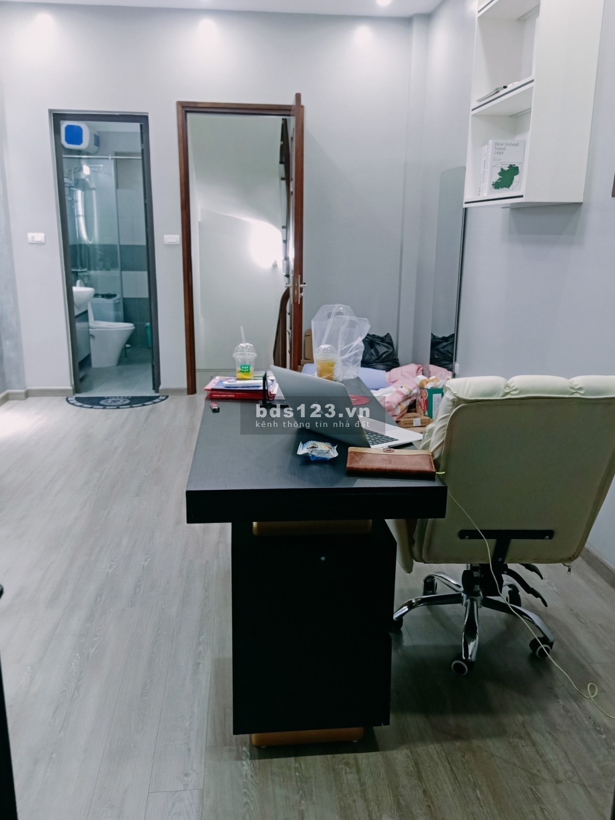 Bán gấp nhà Trần Thái Tông, tặng nội thất, ngõ ô tô, DT 37m2 x 5tầng, 5.6 tỷ