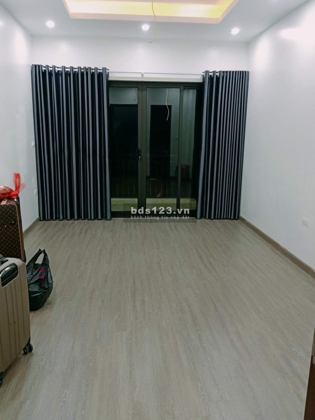 Bán gấp nhà Trần Thái Tông, tặng nội thất, ngõ ô tô, DT 37m2 x 5tầng, 5.6 tỷ