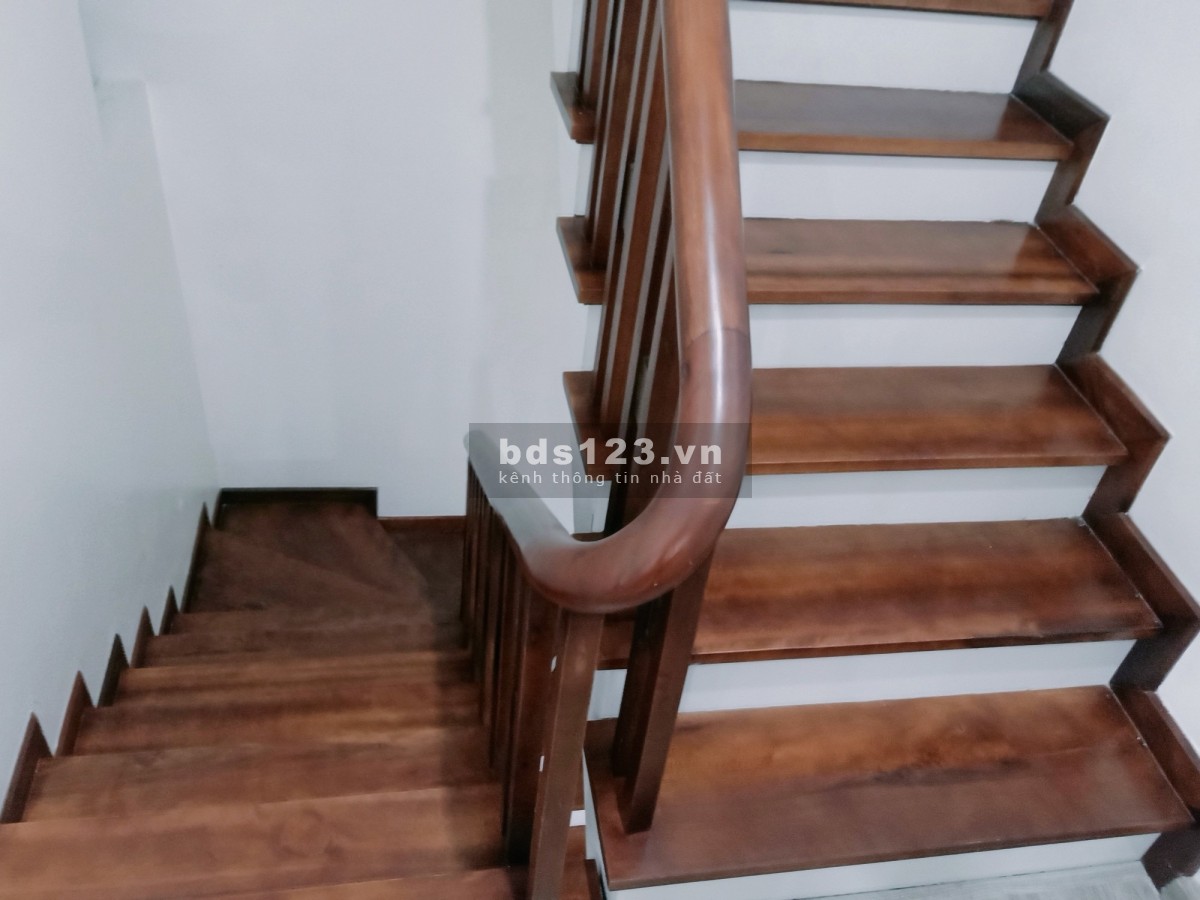 Bán gấp nhà Trần Thái Tông, tặng nội thất, ngõ ô tô, DT 37m2 x 5tầng, 5.6 tỷ