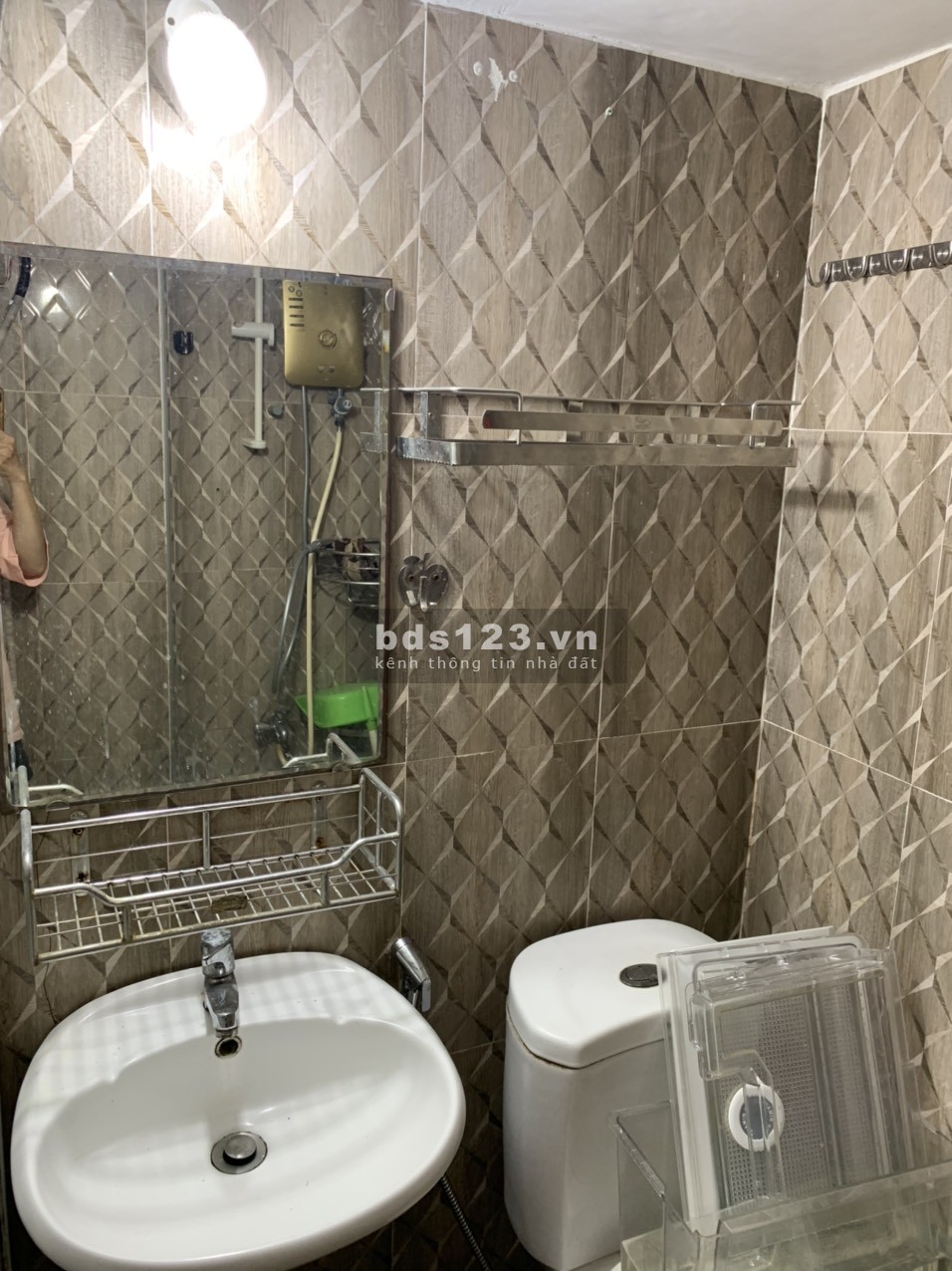 Bán nhà liền kề Quận 1, 3 phòng ngủ, giá tốt, khu an ninh yên tĩnh