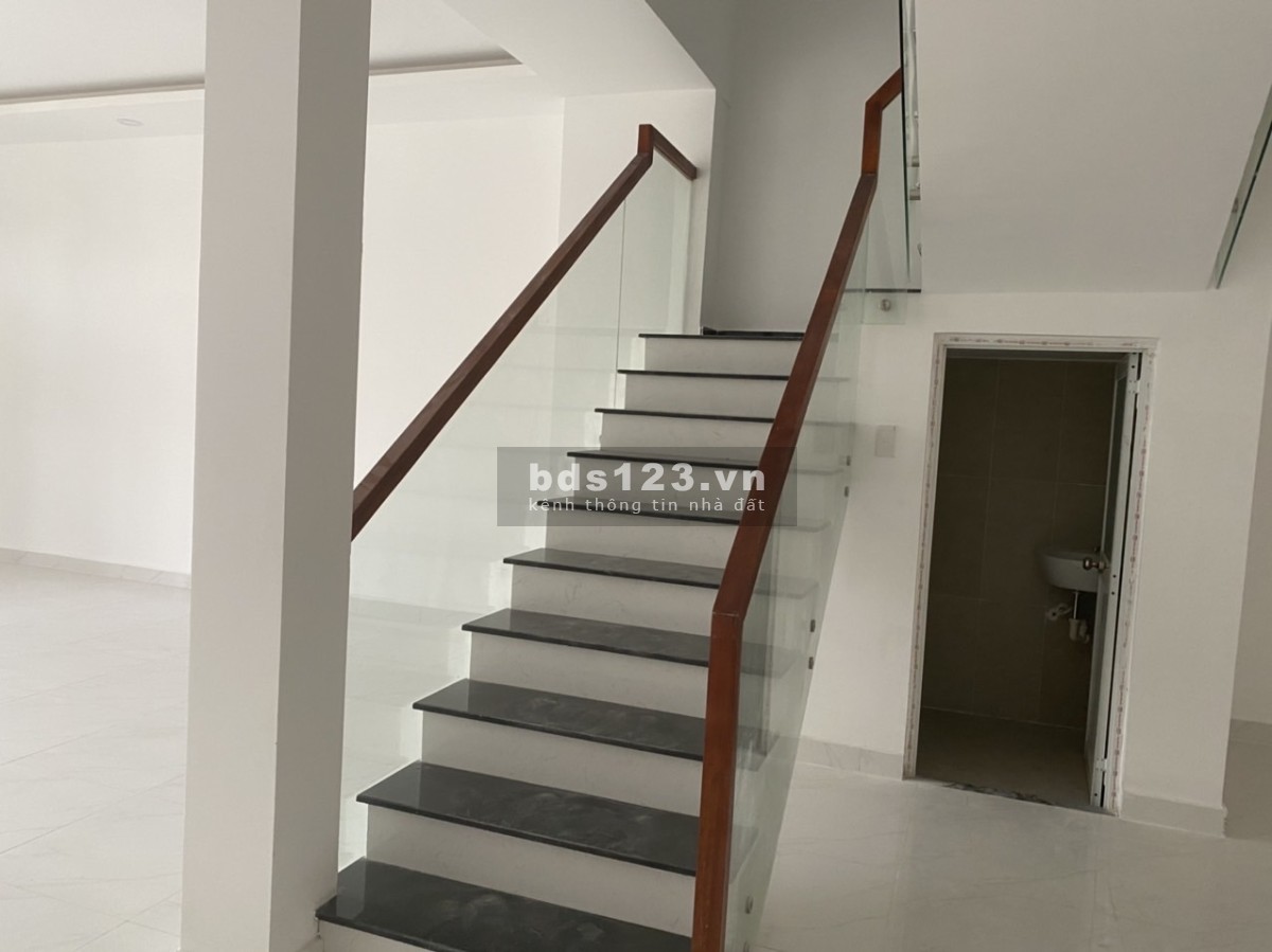 Cần bán gấp căn shophouse mặt tiền 30m đường nhà nước