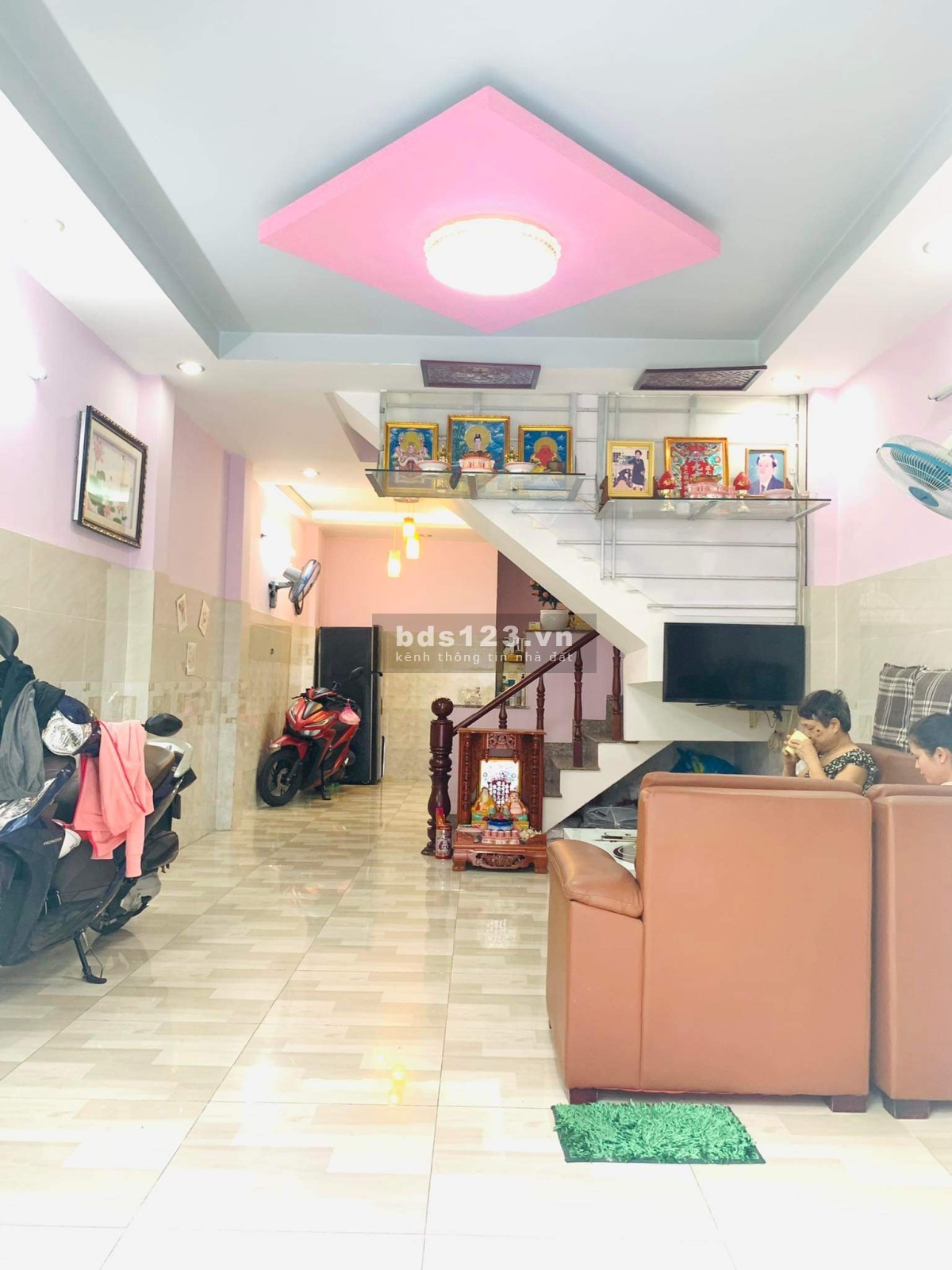 Bán nhà 3 tầng xe hơi đỗ cửa, cạnh Aeon Mall cổng B giá chỉ 5,4 tỷ đồng
