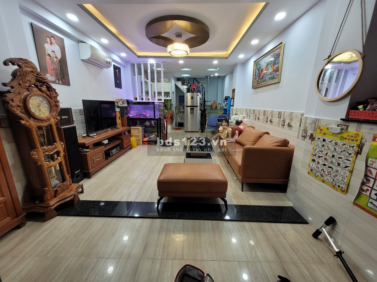 Nhà siêu đẹp Lạc Long Quân, diện tích 40m², 2 PN, giá chỉ 5,3 tỷ đồng, FULL nội thất