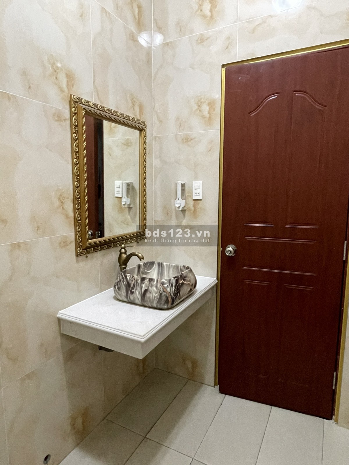 Cho Thuê Văn Phòng Và Showroom (Full nội thất - đầy đủ tiện nghi)