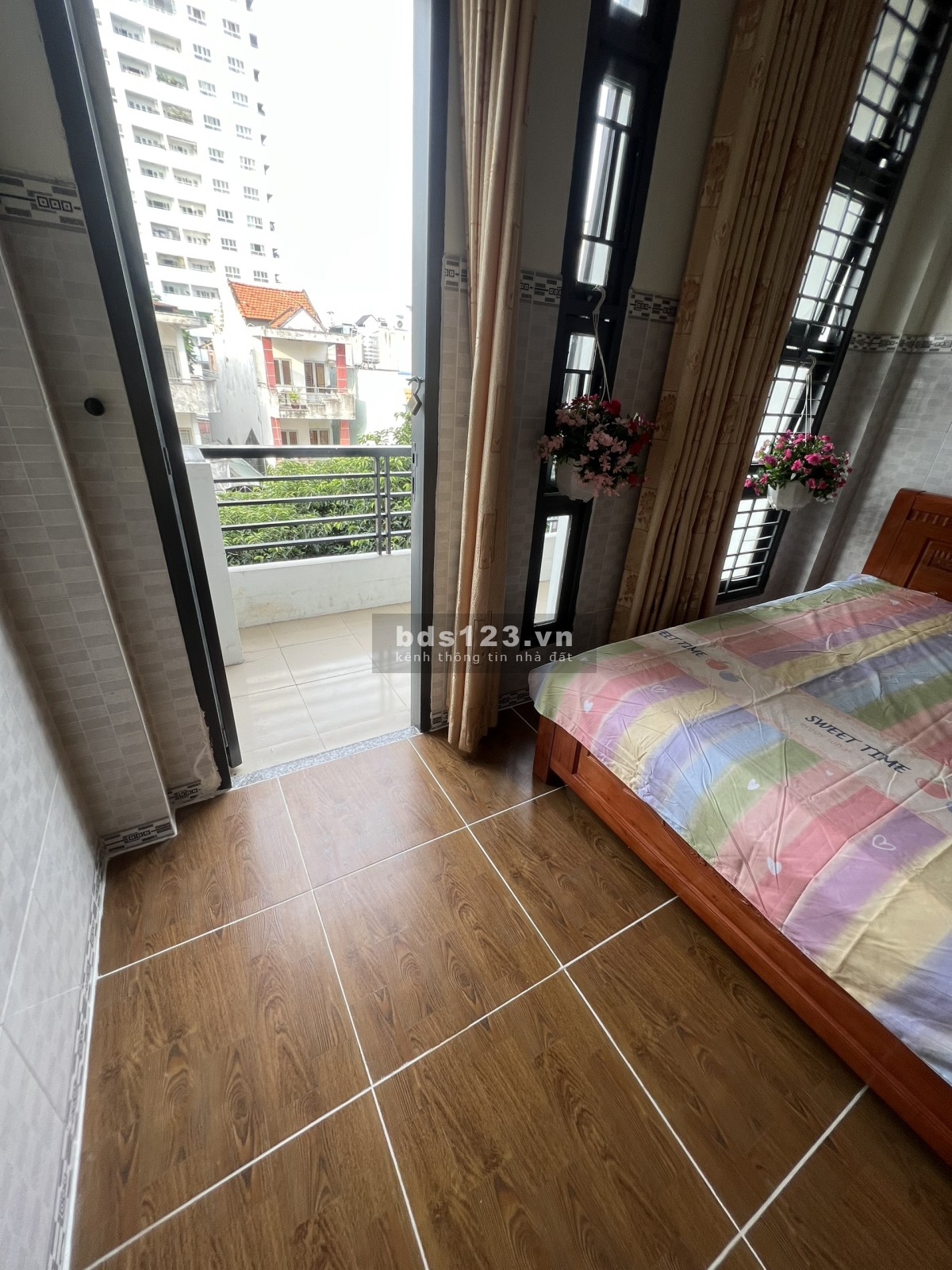 Căn hộ, phòng trọ rất rộng 50m2, máy lạnh, Ban Công, bếp, giờ tự do.....gần chợ Tân Hương