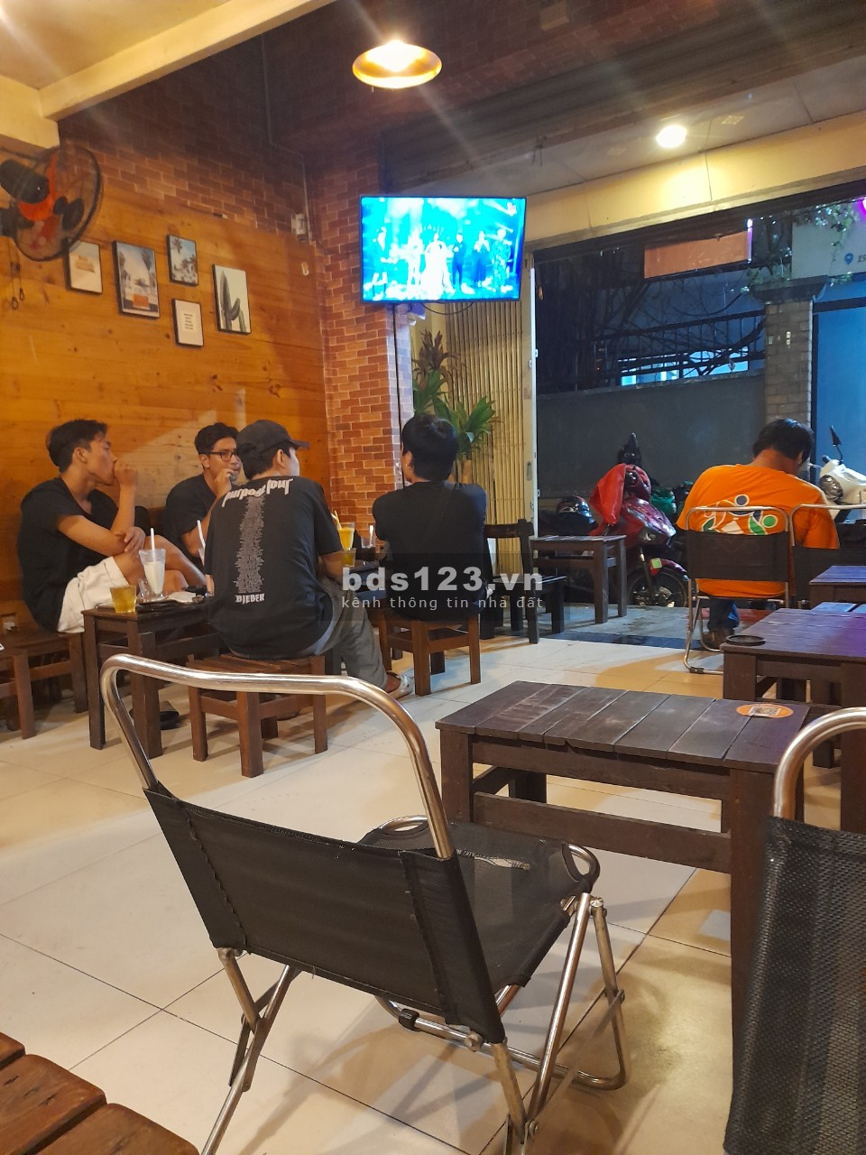 Cần sang quán cafe đẹp MT đường Nguyễn Đình Chính P11 Phú Nhuận vào có khách ngay