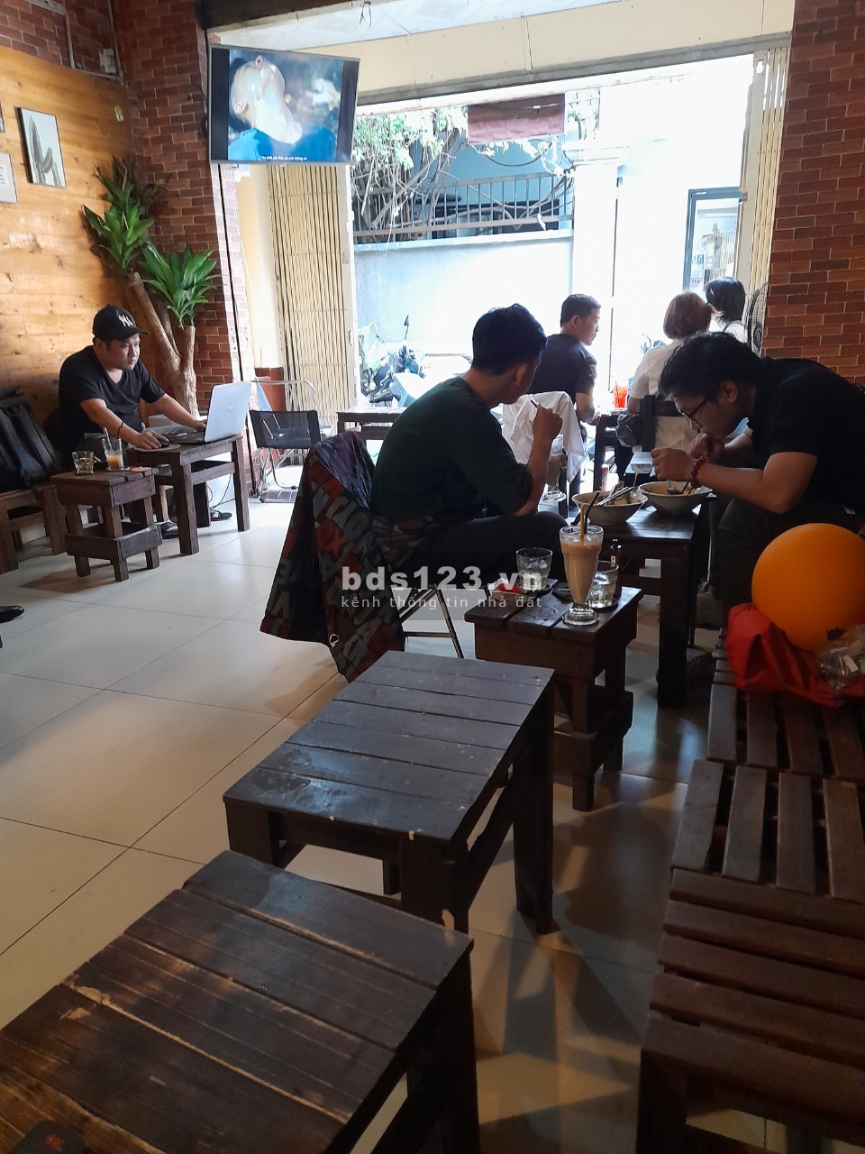 Cần sang quán cafe đẹp MT đường Nguyễn Đình Chính P11 Phú Nhuận vào có khách ngay
