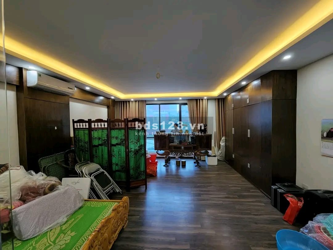 Bán tòa nhà thang máy phố Hoàng Cầu, ô tô tránh, DT 75m² x 7 tầng, giá 31,8 tỷ