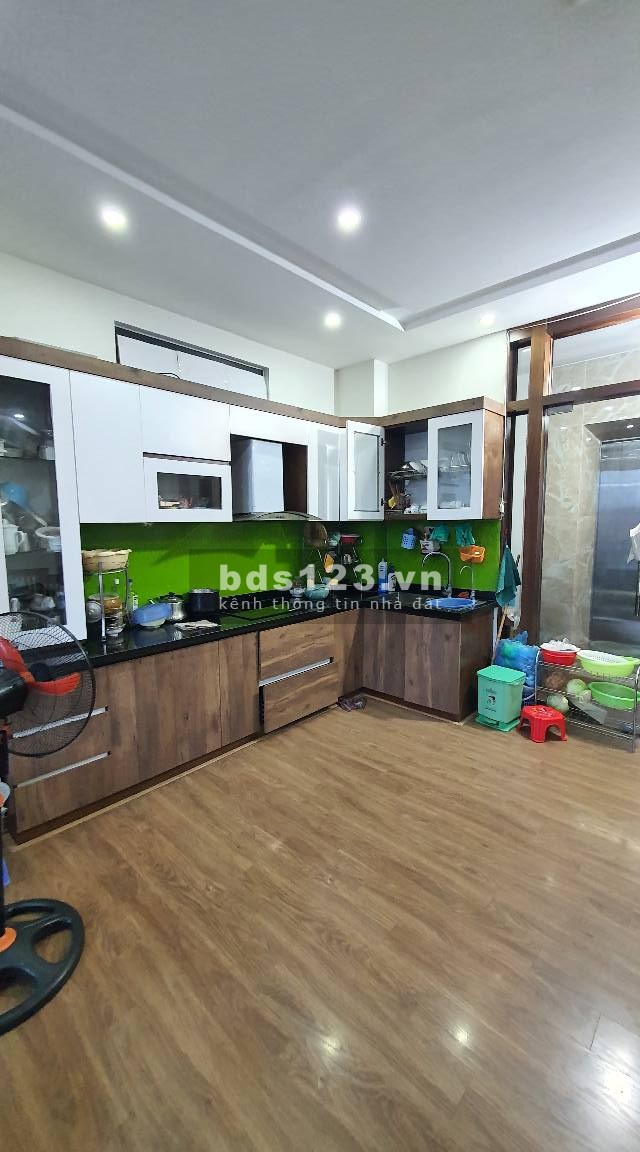 Bán tòa nhà thang máy phố Hoàng Cầu, ô tô tránh, DT 75m² x 7 tầng, giá 31,8 tỷ