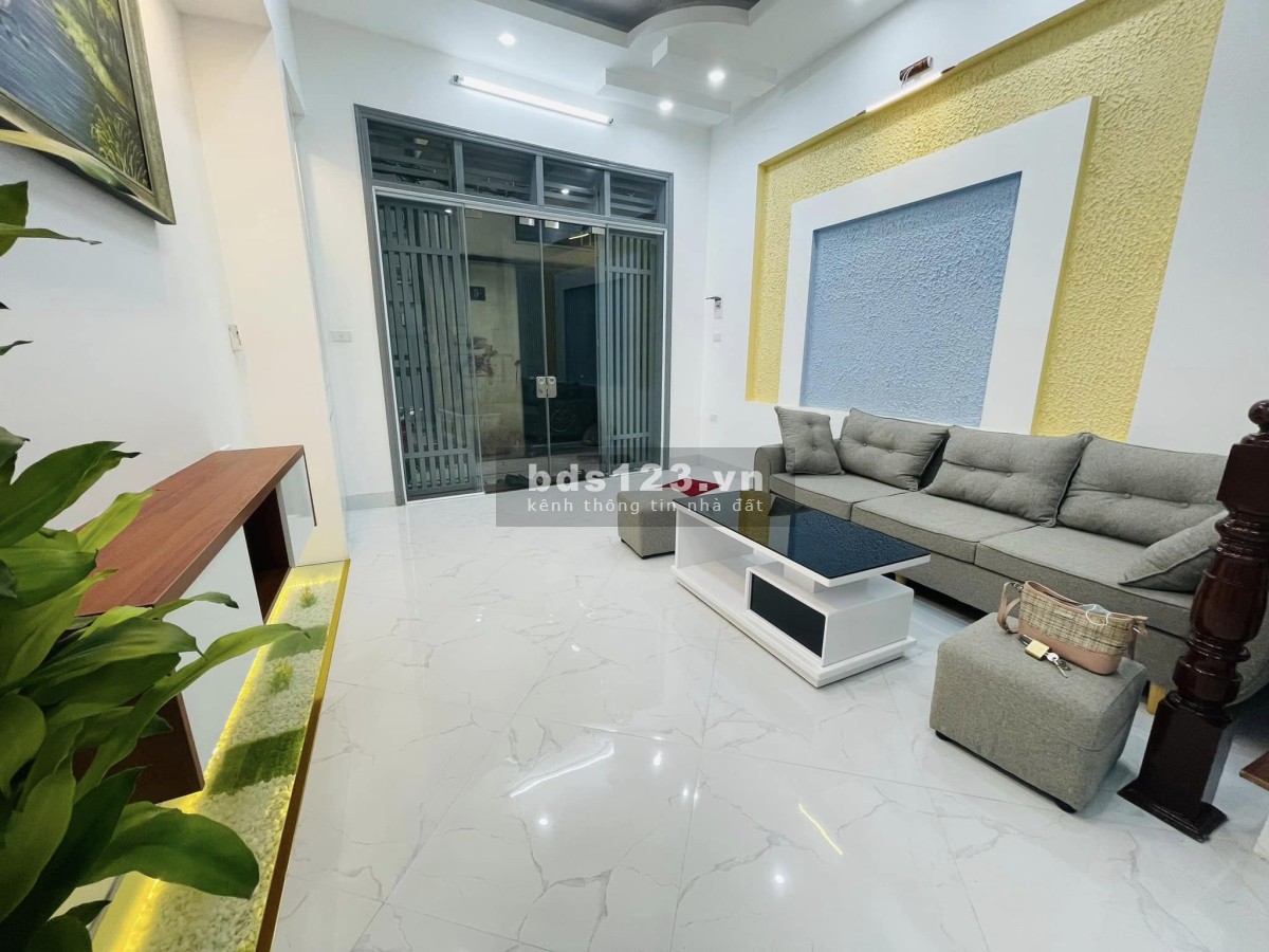 Bán nhà Hoàng Mai, ngõ thông 3 gác nhà đẹp vào ở luôn, dtsd 35m2, 5 tầng mt 5m, giá 4 tỷ