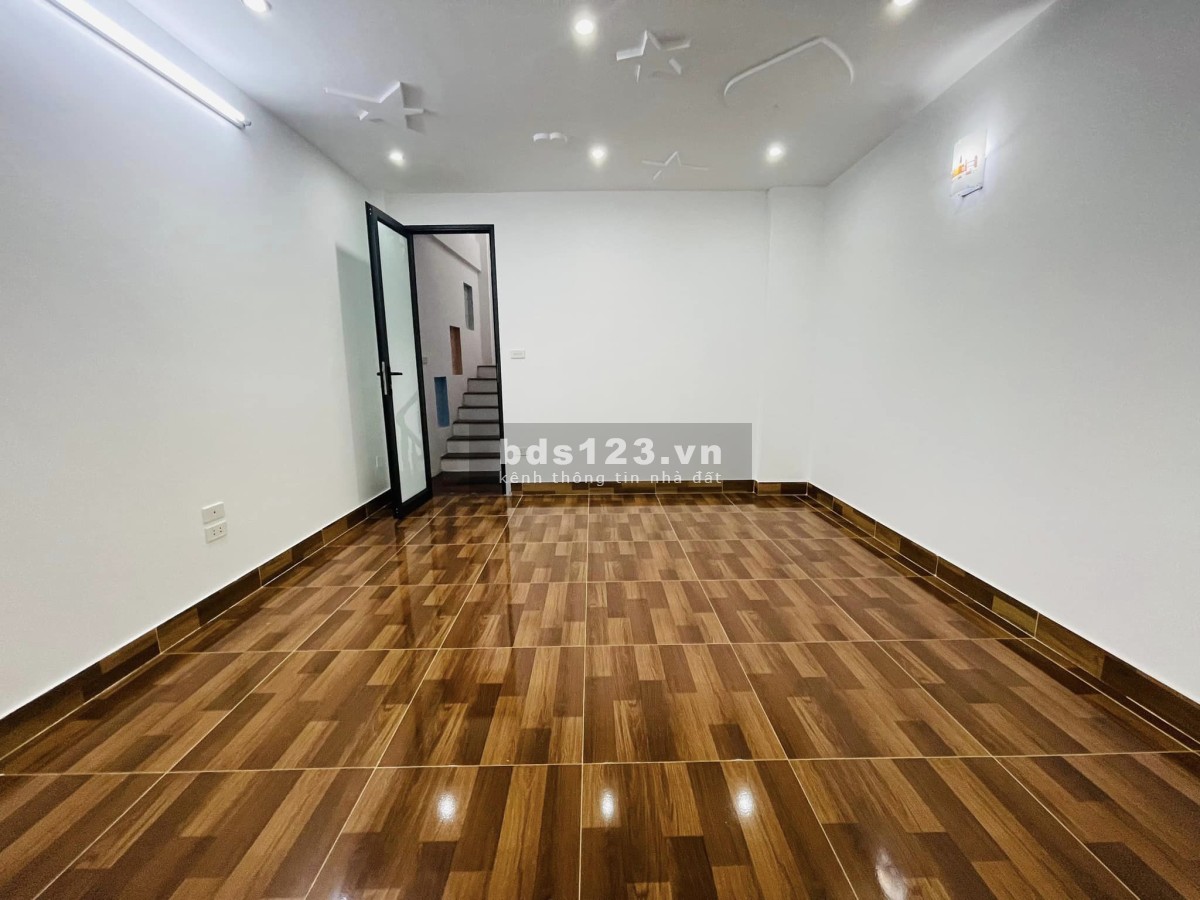 Bán nhà Hoàng Mai, ngõ thông 3 gác nhà đẹp vào ở luôn, dtsd 35m2, 5 tầng mt 5m, giá 4 tỷ