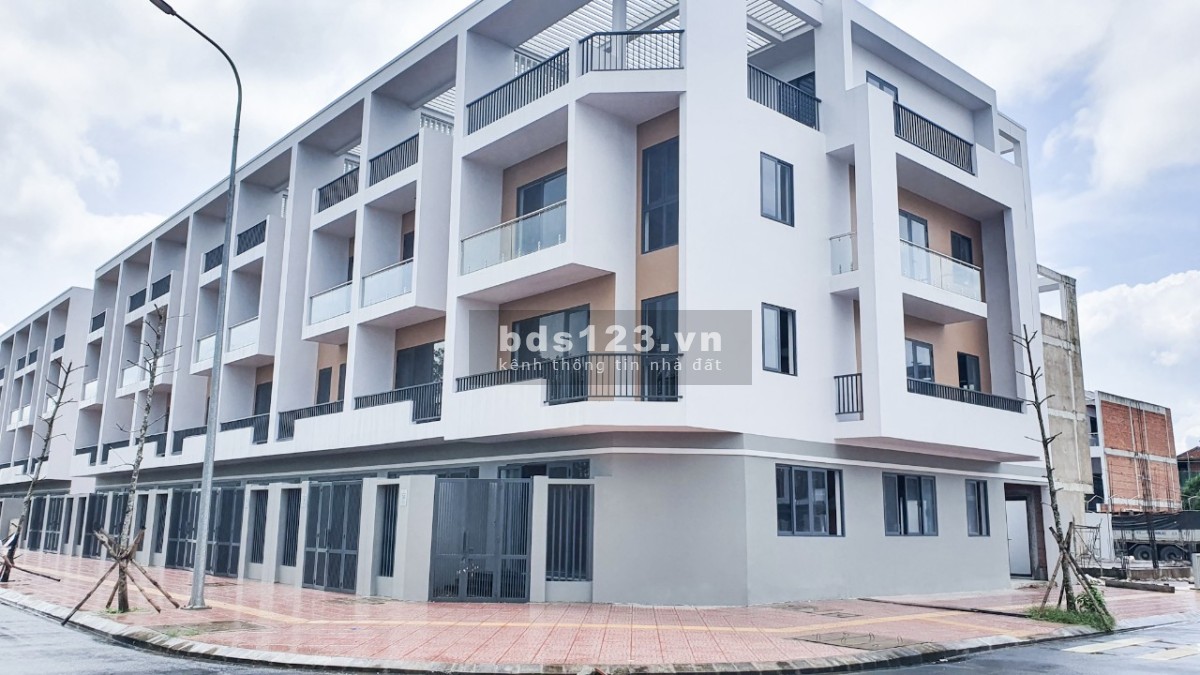 Nhà phố tại mặt tiền đường lớn cạnh Trung tâm thương mại Go