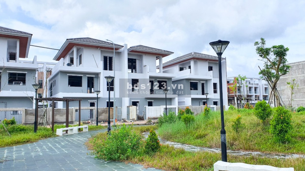 Nhà phố tại mặt tiền đường lớn cạnh Trung tâm thương mại Go