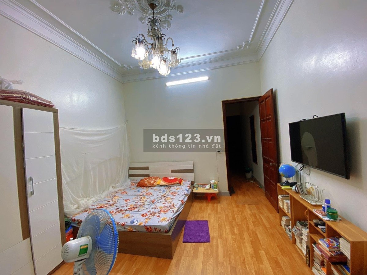 Chính chủ cần bán nhà Trần Quốc Hoàn dt 60m2 giá chỉ 150tr/m2 sổ đỏ chính chủ.