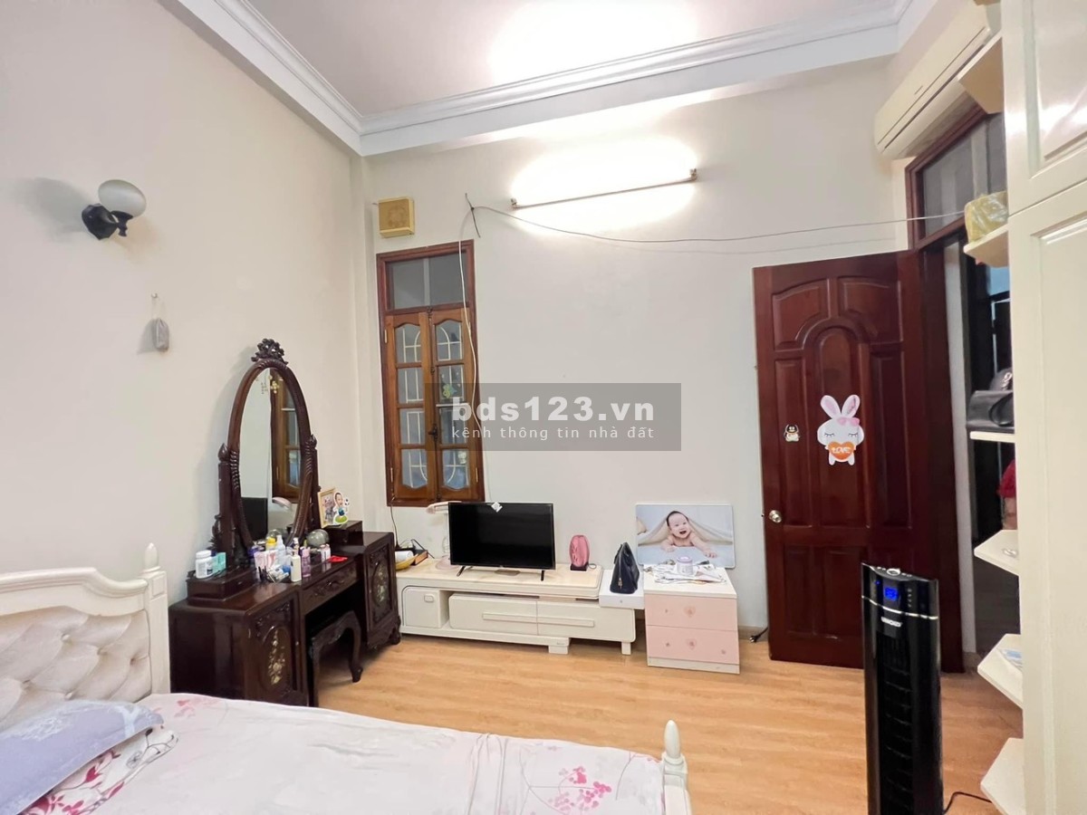 Chính chủ cần bán nhà Trần Quốc Hoàn dt 60m2 giá chỉ 150tr/m2 sổ đỏ chính chủ.