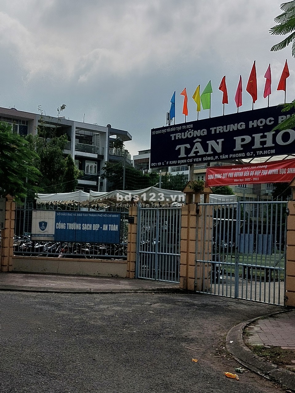 Bán nhà đường số 13 khu dân cư ven sông- Q.7,5*18m,4 lầu,giá 20 tỷ.