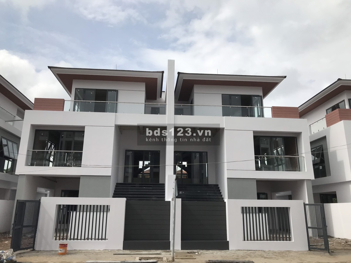 Chính chủ bán biệt thự liền kề nằm ngay mặt tiền kế trung tâm thương mại
