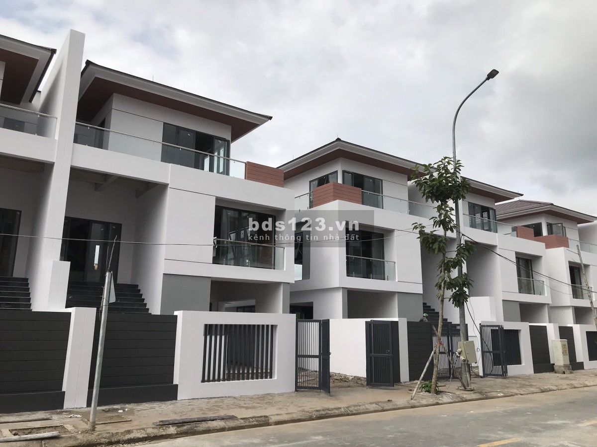 Chính chủ bán biệt thự liền kề nằm ngay mặt tiền kế trung tâm thương mại