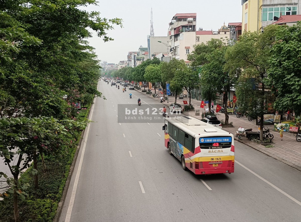 Bán đất lô góc ngay mặt phố Ngô Gia Tự, quận Long Biên, DT 100m²