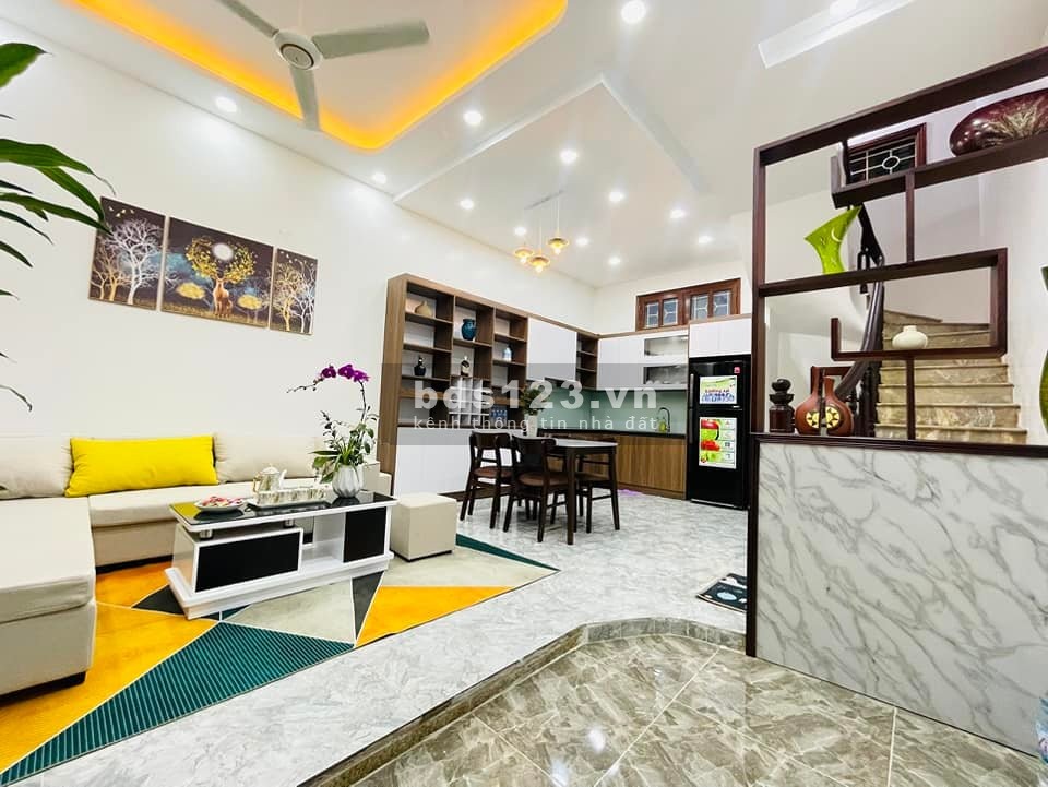 chính chủ cần bán nhà vip ngõ ô tô kinh doanh tốt. hạ tầng hoàn thiện dân trí cao