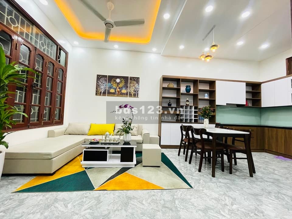 chính chủ cần bán nhà vip ngõ ô tô kinh doanh tốt. hạ tầng hoàn thiện dân trí cao