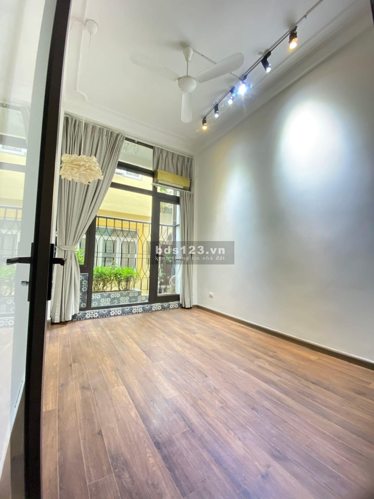 Siêu phẩm nhà phân lô chùa Láng, 5m ô tô tránh, DT 33m² x 4 tầng giá 5 tỷ đồng