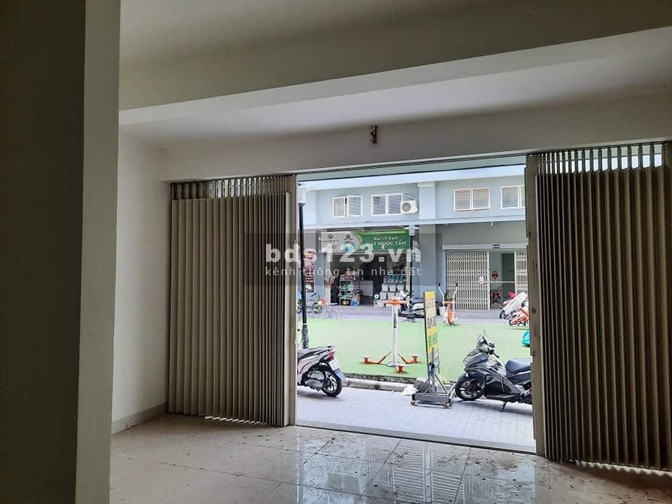 Chính chủ bán lỗ căn shophouse Ehomes, Bình Chánh, Lô E, 1 trệt, 1 lầu, nhà đang trống giao ngay
